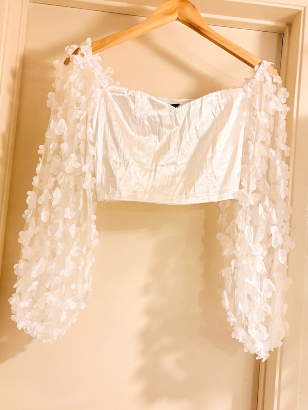 NWOT SHEIN White Floral Appliqué Puff Sleeve Cropped Top